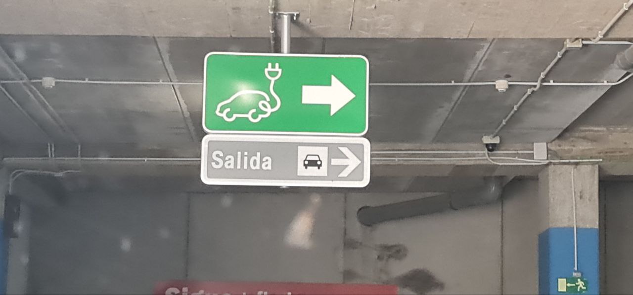 espanha_indicacao_ponto_recarga_estacionamento_2022-07-27_07-07-20.jpg